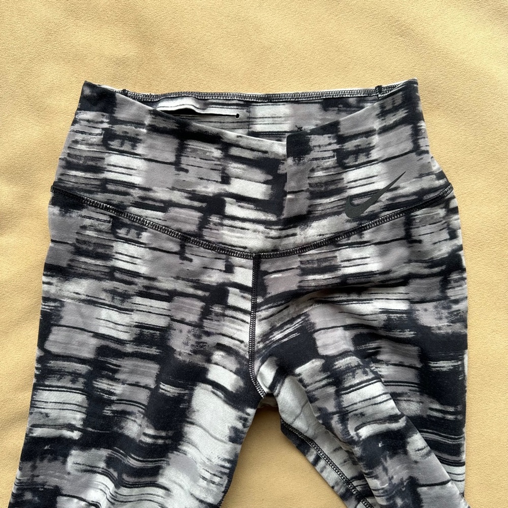 NIKE Dri-Fit Mid Rise Black White Printed Leggings XS - Picture 3 of 8